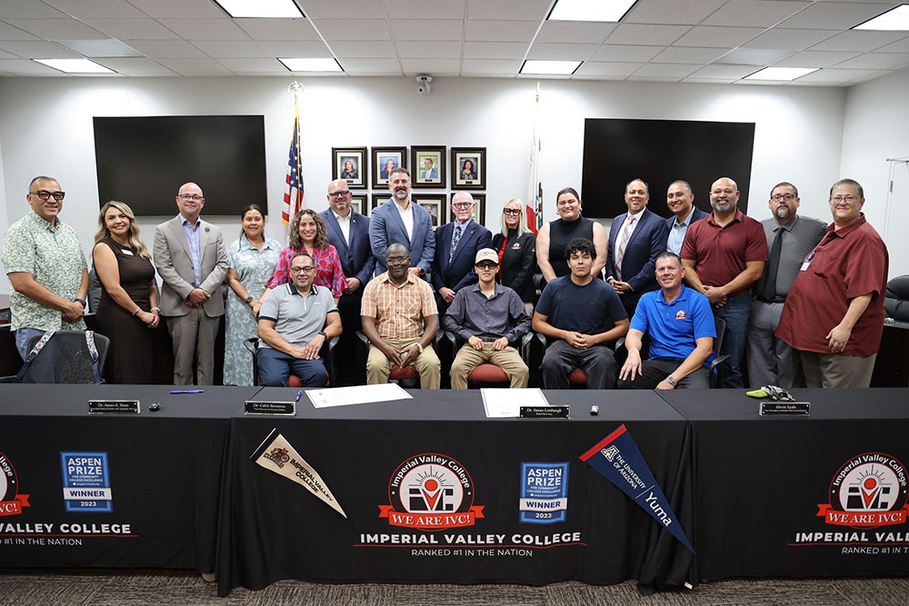 University of Arizona Yuma and IVC leaders join students, faculty and staff to celebrate the renewal of the institutions’ partnership. PHOTO COURTESY OF IMPERIAL VALLEY COLLEGE